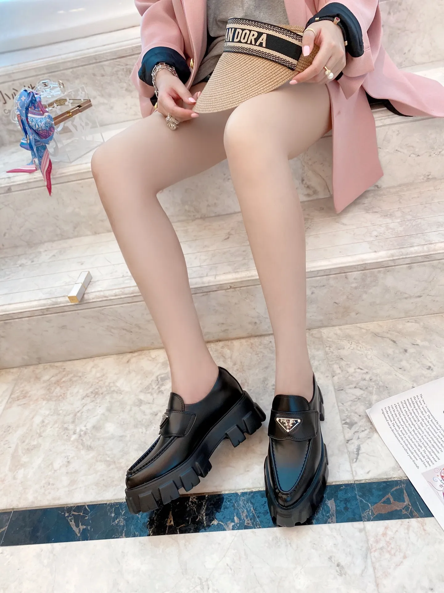✨Ex-factory price p480✨ Women's shoes Women's clothing Women's shoes factory Women's shoes Women's clothing ✨Ex-factory price pRADA Prada 2021 spring and summer upgraded version of the triangular logo loafers Compared to last year's old loafers, the triangle logo of this one has been changed to silver, and a gear print design has been added to the welt, making it feel more delicate and fashionable! The thick-soled design can add a lot of height to your feet!  Purchase the original, disassemble and reproduce it to restore the authentic taste. The top purchasing version!  qThe upper is made of original open-edge beaded cowhide, which is super textured. The lining is made of top-grade mixed sheepskin. z✨Ex-factory price pOpen-molded outsole is non-slip and wear-resistant. Size 35-41